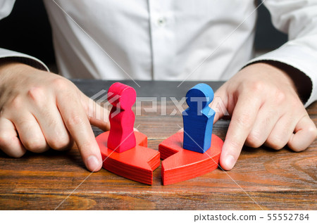 A psychologist connects the two halves of a heart 55552784