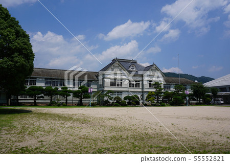 舊東海小學小學建築：岡山縣真谷市的歷史建築（原名Maniwa-gun Kisencho） 55552821