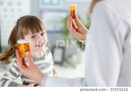 Smiling kid having doctors appointment 55555828