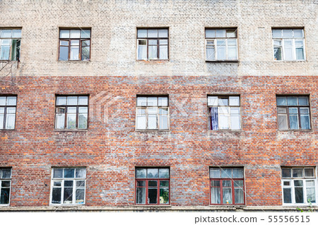 facade of shabby wall of multistorey brick house facade of shabby wall of multistorey brick house 55556515