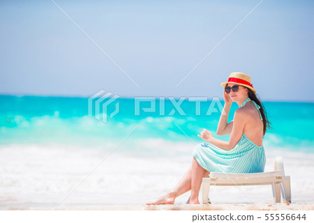 Young woman on a tropical beach with hat 55556644