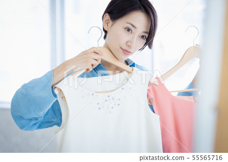 女人衣架衣服選擇 女人衣架衣服選擇 55565716