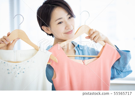 女人衣架衣服選擇 55565717