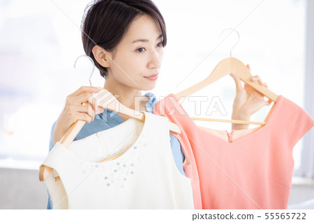 女人衣架衣服選擇 55565722