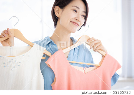 女人衣架衣服選擇 55565723