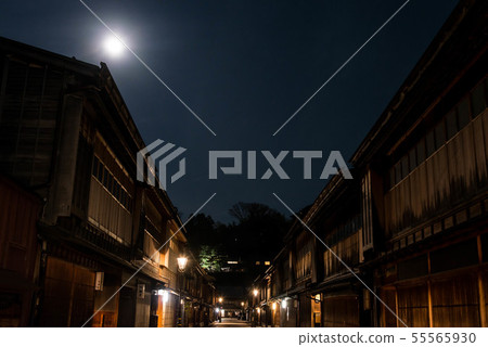 Sunset at Higashi Chaya Street 55565930