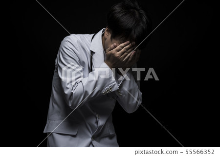 Doctor holding head Doctor holding head 55566352