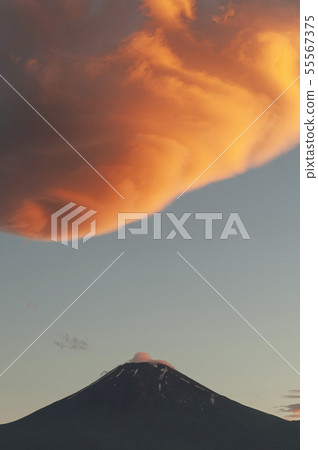 不明飛行物的懸掛雲和富士山 55567375