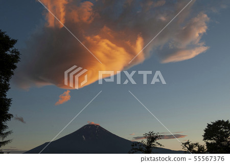 不明飛行物的懸掛雲和富士山 55567376