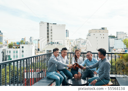 Business people celebrating successful meeting 55568138