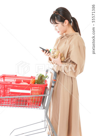 Young woman supervising the origin of food 55571386
