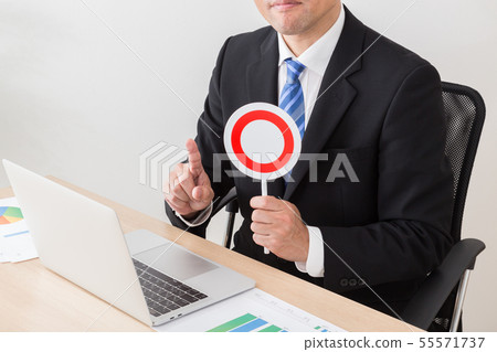 Businessman hand 55571737