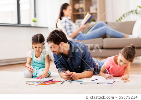 father with little daughters drawing at home father with little daughters drawing at home 55575214