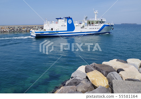 Ferry leaving port Ferry leaving port 55581164