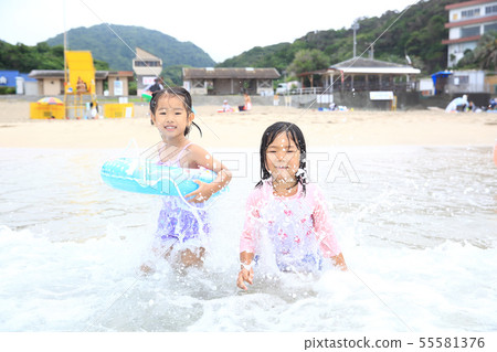 沐浴在海中的女孩 沐浴在海中的女孩 55581376