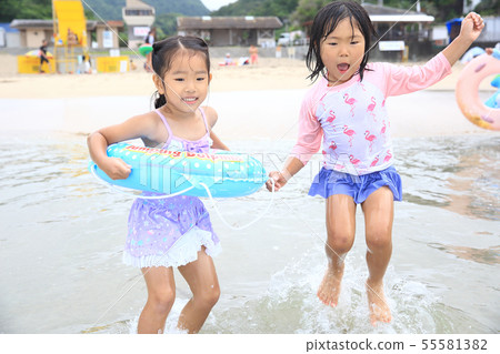 沐浴在海中的女孩 沐浴在海中的女孩 55581382
