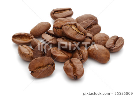 Roasted coffee beans isolated on white 55585809