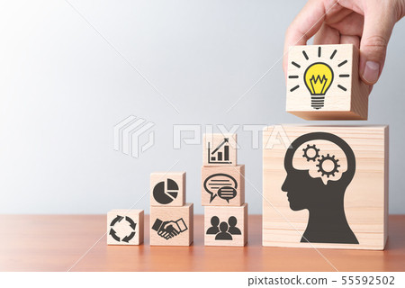 業務知識和解決方案。裝載在桌上的積木的手。 55592502