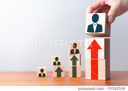 個人業務增長。上升的箭頭和人圖標。在桌子上的構建塊的手。 個人業務增長。上升的箭頭和人圖標。在桌子上的構建塊的手。 55592509