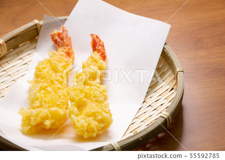 兩個蝦天婦羅。 （直接煎炸，放在天婦羅紙上。） 55592785
