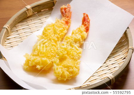 兩個蝦天婦羅。 （直接煎炸，放在天婦羅紙上。） 55592795