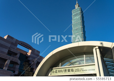 Taipei 101 Metro, Sekou Station, Taiwan, Blue Sky, Scarlet Background, Sunny Cross-up Taipei 101 Metro, Sekou Station, Taiwan, Blue Sky, Scarlet Background, Sunny Cross-up 55595713