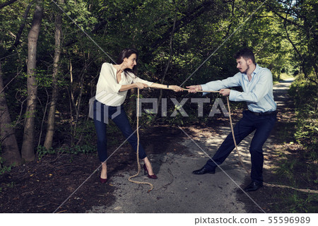 Business woman and business man pulling rope  55596989