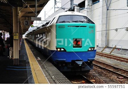 在北陸幹線的Itoigawa車站停靠的限量快車北越（485系列3000系列） 55597751