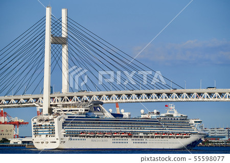 Luxurious passenger ship that dives in Yokohama Bay Bridge 55598077