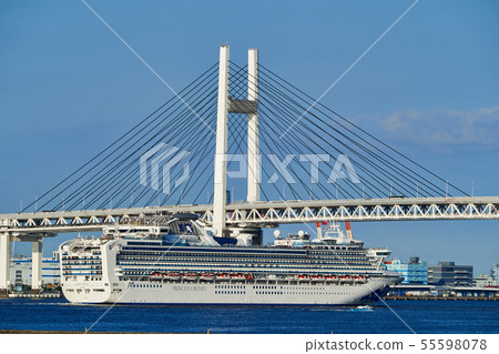 Luxurious passenger ship that dives in Yokohama Bay Bridge 55598078