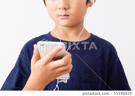 男孩，看著智能手機 55598924