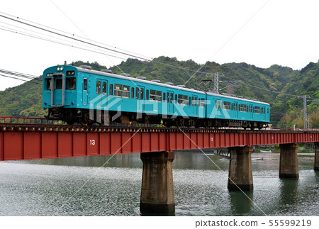 Kinokuni Line 105 series ordinary trains going through the railway bridge Kinokuni Line 105 series ordinary trains going through the railway bridge 55599219