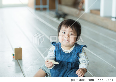 Baby to eat a snack 55599774