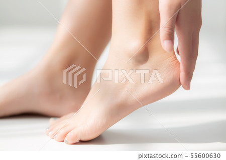 Closeup beautiful young asian woman applying cream Closeup beautiful young asian woman applying cream 55600630