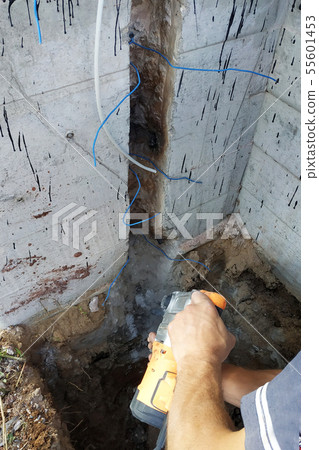 The master performs dismantling by a punch, dashes a cable niche in the wall. 55601453