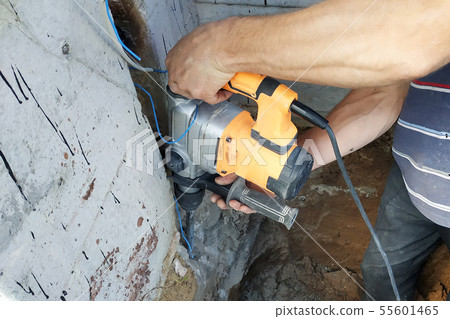 The master performs dismantling by a punch, dashes a cable niche in the wall. The master performs dismantling by a punch, dashes a cable niche in the wall. 55601465