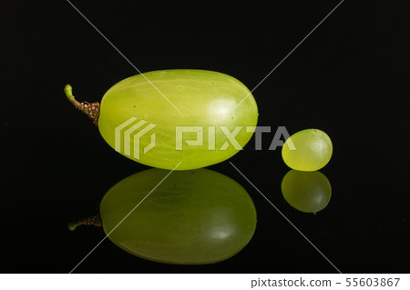 Fresh green grape isolated on black glass 55603867