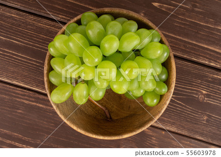 Fresh green grape on brown wood 55603978