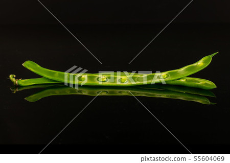 Fresh green bean isolated on black glass 55604069