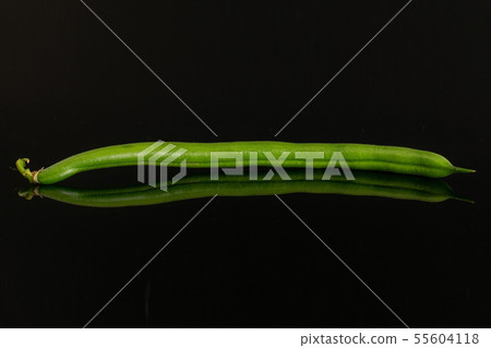 Fresh green bean isolated on black glass 55604118