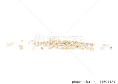 Unpeeled sesame seeds isolated on white 55604423