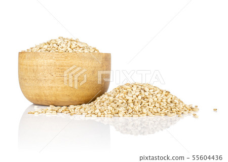 Unpeeled sesame seeds isolated on white 55604436