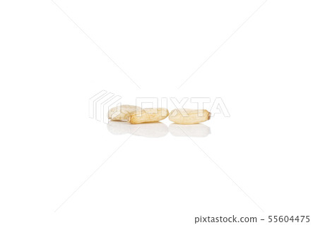 Unpeeled sesame seeds isolated on white 55604475
