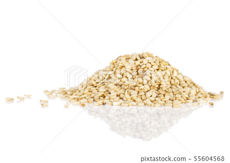 Unpeeled sesame seeds isolated on white 55604568