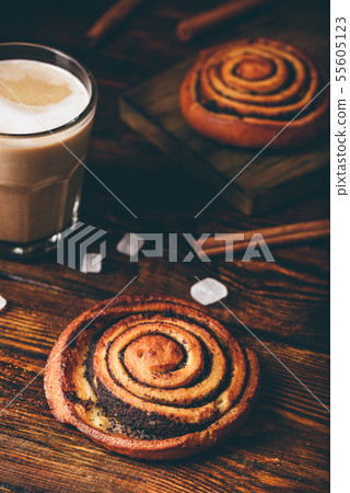 Sweet roll with poppy seeds 55605123