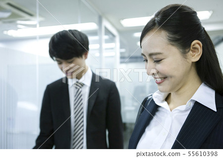 Smile business woman and businessman 55610398