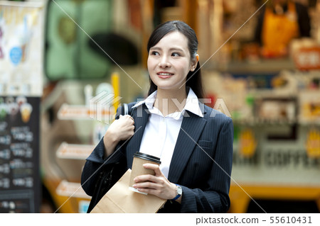 喝一杯的女商人 55610431