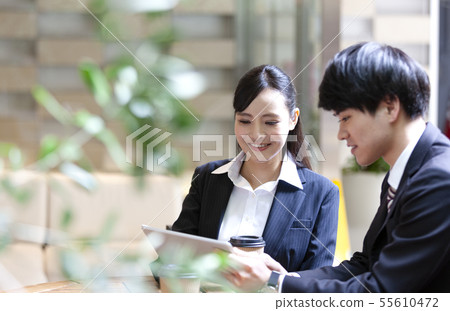 Businessmen and businesswomen who make arrangements 55610472