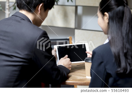 Businessmen and businesswomen who make arrangements Businessmen and businesswomen who make arrangements 55610493
