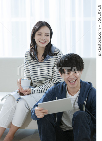 在客廳裡放鬆的情侶 55610719